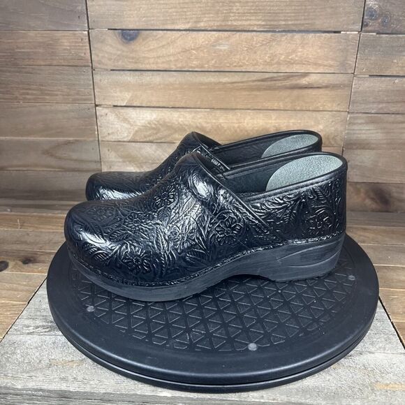 Clarks Womens Size 5.5-6 XP20 Black Embossed Tooled Leather Clog Comfort Shoes - Picture 3 of 10